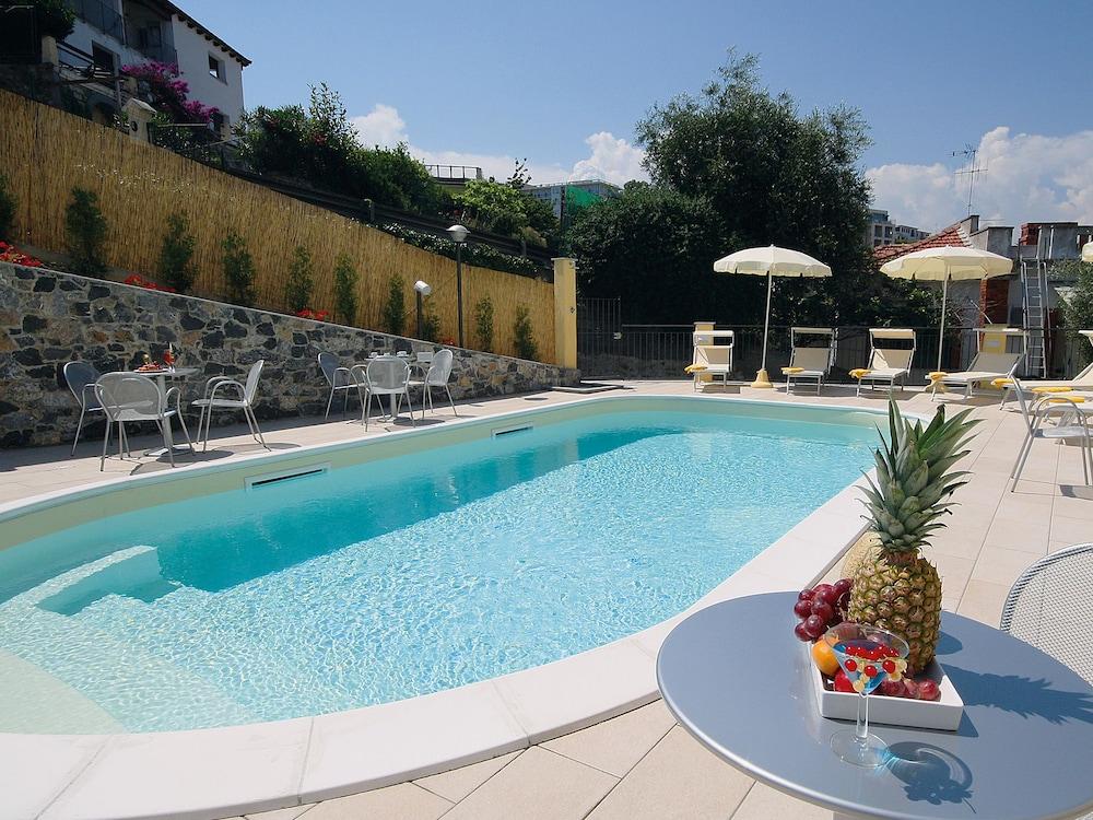 Piccolo Hotel Diano Marina Kültér fotó