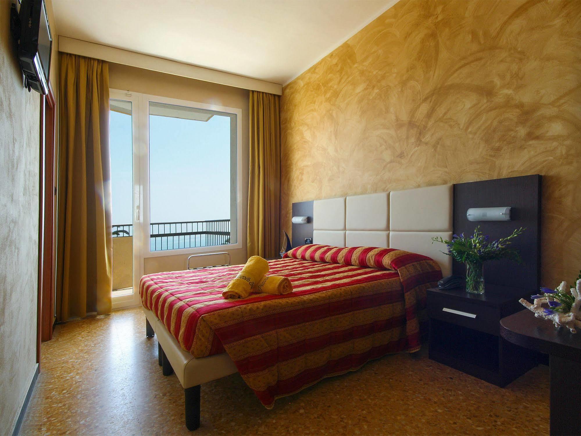 Piccolo Hotel Diano Marina Kültér fotó